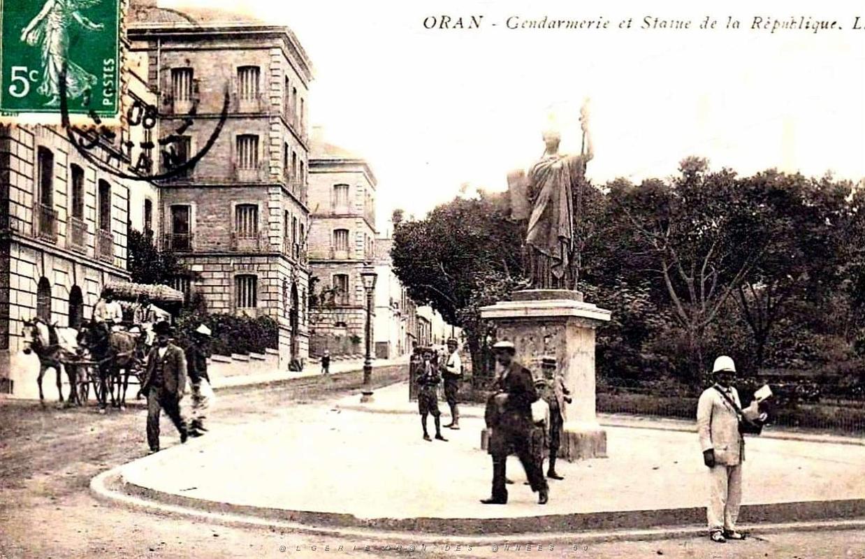 2168- Oran - Gendarmerie et Statue de la Republique - 1908.jpg